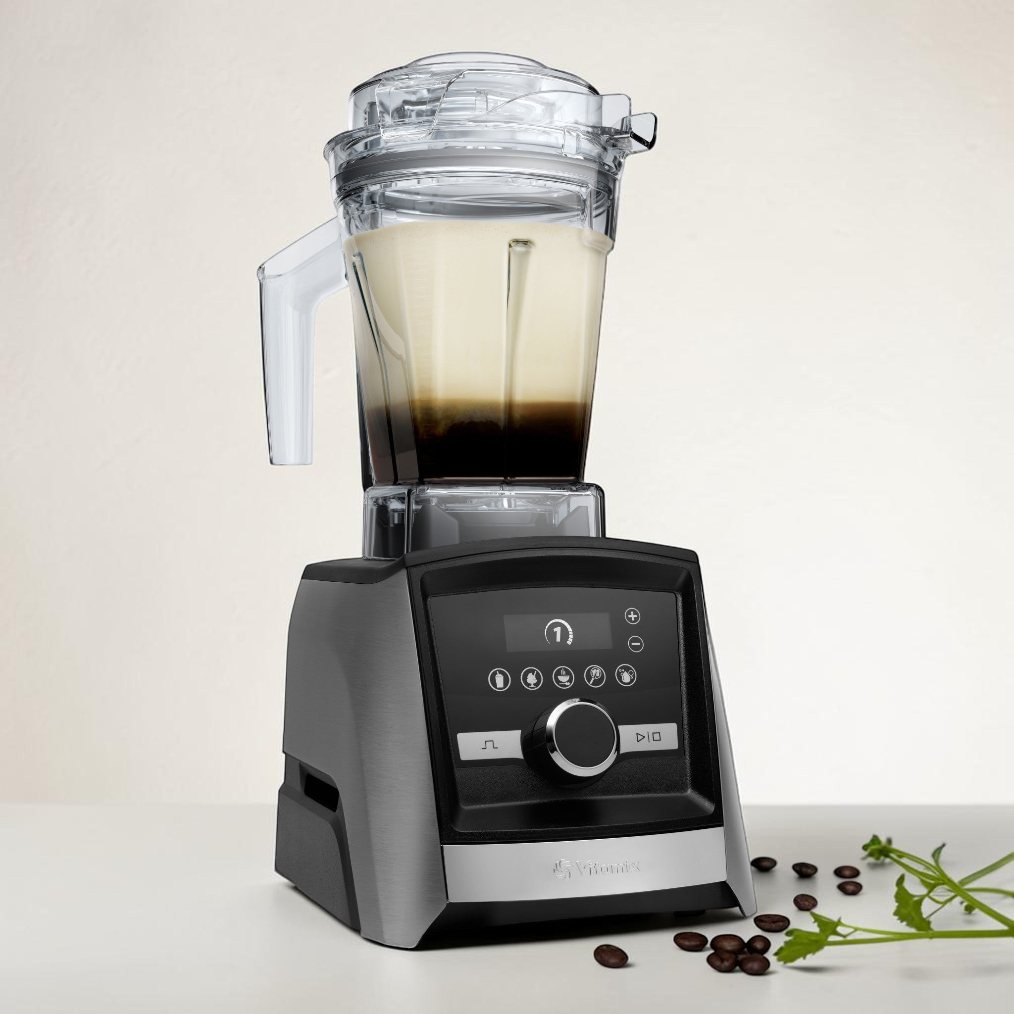 Vitamix Ascent A3500i in Brushed Stainless mit Cold Brew Cappuccino im Behaelter